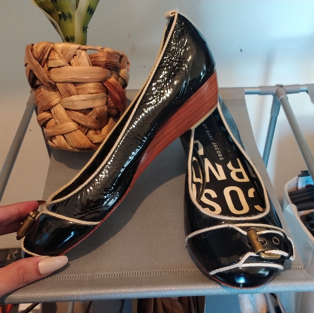 Marc by Marc Jacobs Black Patent wedges / flats